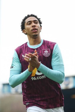 Burnley 'den Bashir Humphreys 4 Ocak 2025' te Blackburn Park, Blackburn 'de Blackburn Rovers' a karşı oynanan Sky Bet Şampiyonası maçında taraftarlarını alkışlıyor.