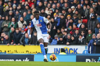 Blackburn Rovers takımından Makhtar Gueye 4 Ocak 2025 'te Blackburn, İngiltere' de Blackburn Park 'ta oynanan Blackburn Rovers-Burnley maçında topu ileri atıyor.