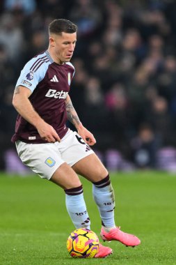 Aston Villa 'dan Ross Barkley, Premier Lig maçı sırasında İngiltere' nin Birmingham kentinde oynanan Villa-Leicester City maçında topa vuruyor.