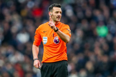 Hakem Andrew Madley, Tottenham Hotspur 'a karşı Newcastle United' ın 4 Ocak 2025 'te Londra' daki Tottenham Hotspur Stadyumu 'nda oynanan Premier Lig maçında talimat verdi.