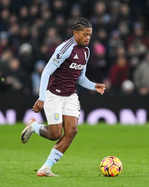 Aston Villa 'dan Leon Bailey, Premier Lig maçı sırasında İngiltere' nin Birmingham kentinde oynanan Villa-Leicester City maçında topa vuruyor.