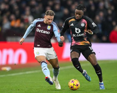 Aston Villa 'dan Matty Cash ve Leicester City' den Stephy Mavididi Premier Lig maçı sırasında Villa Park, Birmingham, İngiltere 'de 4 Ocak 2024' te oynanan Premier League karşılaşmasında top için mücadele ettiler.