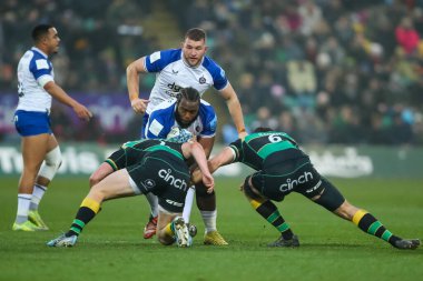 Bath Rugby takımından Beno Obano, Gallagher Premiership maçında Northampton Saints - Bath Rugby maçında Northampton Saints - Franklin 's Gardens, Northampton, Birleşik Krallık' taki Cinch Stadyumu 'nda Curtis Langdon ve Josh Kemeny ile karşılaştı.