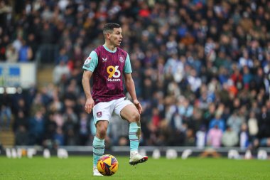 Burnley 'den Josh Cullen, Blackburn Rovers' ın 4 Ocak 2025 'te Ewood Park, Blackburn, İngiltere' de oynadığı Blackburn Rovers maçında topu aldı.