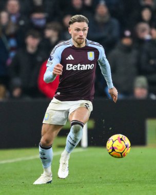 Aston Villa 'dan Matty Cash, Premier Lig maçı sırasında İngiltere' nin Birmingham kenti Villa Park 'ta oynanan Aston Villa-Leicester maçında topa vuruyor.