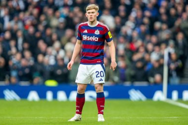 Lewis Hall of Newcastle United, Tottenham Hotspur 'a karşı Newcastle United' ın 4 Ocak 2025 'te Londra' da oynanan Premier League maçında izlemektedir.