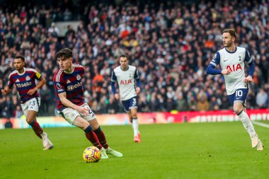 Newcastle United takımından Tino Livramento, Premier League maçında Tottenham Hotspur 'a karşı Newcastle United' ın Tottenham Hotspur Stadyumu 'nda 4 Ocak 2025' te oynadığı maçta topla koşuyor.