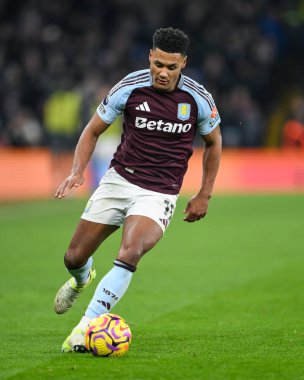 Aston Villa 'dan Ollie Watkins, Premier Lig maçı sırasında İngiltere' nin Birmingham kenti Villa Park 'ta oynanan Aston Villa-Leicester maçında topa vuruyor.