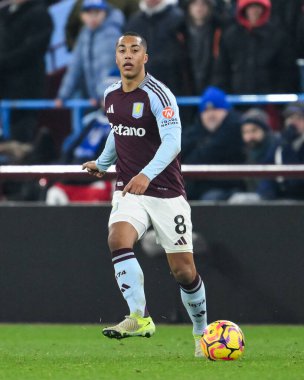 Aston Villa takımından Youri Tielemans, Premier Lig maçında pas veriyor. Aston Villa, Leicester City 'ye karşı Villa Park, Birmingham, İngiltere, 4 Ocak 2024