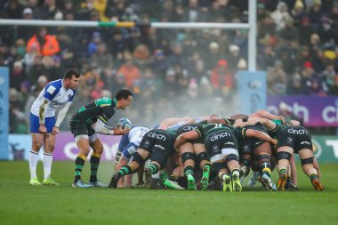 Northampton Saints 'ten Alex Mitchell, 5 Ocak 202' de Franklin 's Gardens, Northampton' daki Cinch Stadyumu 'nda oynanan Gallagher Premiership maçı sırasında topu mücadeleye sokmaya hazırlanıyor.