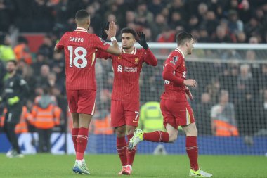 Liverpool 'dan Cody Gakpo, Premier League maçında Liverpool Manchester United' a karşı Anfield, Liverpool, İngiltere 'de 5 Ocak 2024' te oynanan maçta takım arkadaşlarıyla 1-1 kazanma hedefini kutluyor.