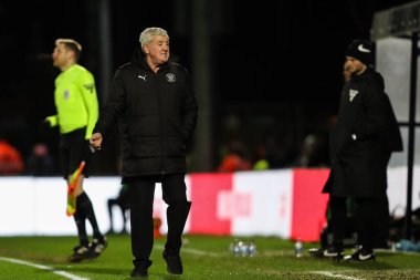 Steve Bruce, 4 Ocak 2024 'te Adams Park, High Wycombe, İngiltere' de oynanan ve Wycombe Wanderers 'ın Blackpool' a karşı oynadığı Sky Bet 1 maçında reaksiyon gösterdi.