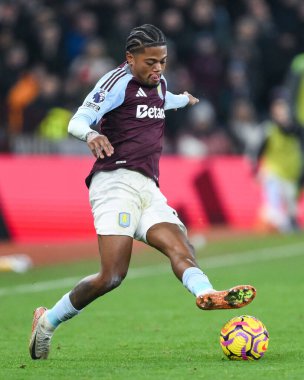 Aston Villa 'dan Leon Bailey Premier Lig maçında pas veriyor. Aston Villa, Leicester City' ye karşı Villa Park, Birmingham, Birleşik Krallık, 4 Ocak 2025