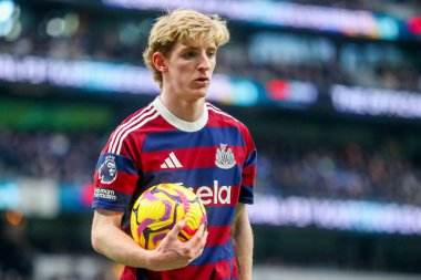 Newcastle United takımından Anthony Gordon, Tottenham Hotspur 'a karşı Newcastle United' ın 4 Ocak 2024 'te Londra' daki Tottenham Hotspur Stadyumu 'nda oynanan Premier League maçında izlemektedir.