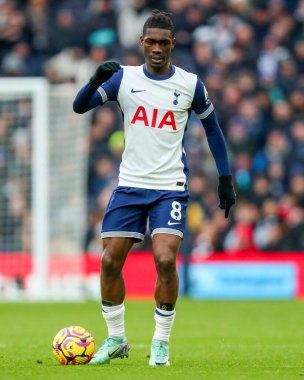 Tottenham Hotspur takımından Yves Bissouma, Premier League maçında Tottenham Hotspur 'a karşı Newcastle United' ın Tottenham Hotspur Stadyumu 'nda 4 Ocak 2024 tarihinde oynanan karşılaşmasında topla koşuyor.