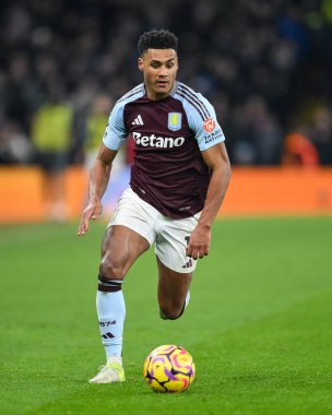 Aston Villa 'dan Ollie Watkins, Premier Lig maçı sırasında İngiltere' nin Birmingham kenti Villa Park 'ta oynanan Aston Villa-Leicester maçında topa vuruyor.
