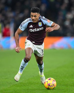 Aston Villa 'dan Ollie Watkins, Premier Lig maçı sırasında İngiltere' nin Birmingham kenti Villa Park 'ta oynanan Aston Villa-Leicester maçında topa vuruyor.