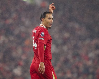 Liverpool 'dan Virgil van Dijk, 5 Ocak 2024' te İngiltere 'nin Liverpool kentinde oynanan Premier League maçında takımına talimat verdi.