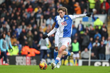 Blackburn Rovers takımından Todd Cantwell Blackburn Rovers 'a karşı Blackburn, İngiltere' de 4 Ocak 2024 'te oynanan Blackburn Rovers maçında