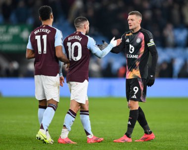 Leicester City 'den Jamie Vardy ve Aston Villa' dan Emi Buenda Premier Lig karşılaşmasının sonunda Villa Park, Birmingham, Birleşik Krallık 'ta oynanan 4 Ocak 2024 tarihli Premier Lig karşılaşmasında el sıkıştılar.