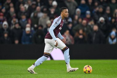 Aston Villa takımından Ezri Konsa, Premier Lig maçı sırasında İngiltere 'nin Birmingham kenti Villa Park' ta oynanan Aston Villa-Leicester maçında topa vuruyor.