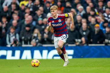 Lewis Hall of Newcastle United, Premier League maçında Tottenham Hotspur, Newcastle United 'a karşı Tottenham Hotspur Stadyumu, Londra, 4 Ocak 2025 tarihinde oynanan karşılaşmada topla koşar.