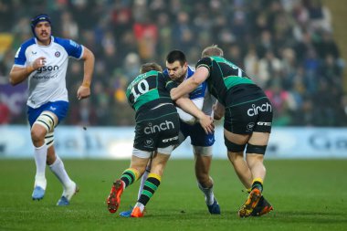 Bath Rugby takımından Orlando Bailey, Gallagher Premiership maçında Northampton Saints - Bath Rugby maçında Fin Smith ve Tom Pearson tarafından Franklin 's Gardens, Northampton, Birleşik Krallık' taki Cinch Stadyumu 'nda yenildi.
