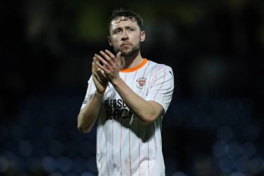 Blackpool 'dan Matthew Pennington, 4 Ocak 2024' te Adams Park, High Wycombe, Birleşik Krallık 'ta Wycombe Wanderers' a karşı oynanan Sky Bet 1 maçı sonrasında gezgin taraftarları alkışlıyor.