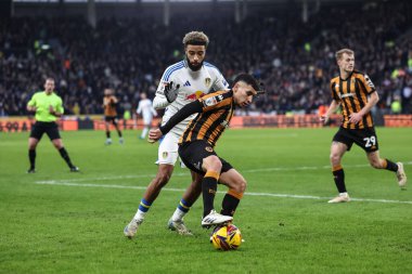 Hull City 'den Gustavo Puerta, 4 Ocak 2024' te MKM Stadyumu 'nda Hull City - Leeds United maçında Leeds United' ın Jayden Bogle maçını durdurdu.