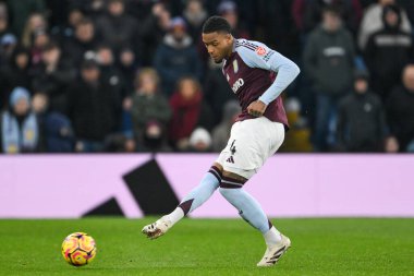 Aston Villa takımından Ezri Konsa, Premier Lig maçı sırasında İngiltere 'nin Birmingham kenti Villa Park' ta oynanan Aston Villa-Leicester maçında topla hareket halinde.