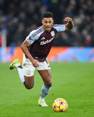 Aston Villa 'dan Ollie Watkins, Premier Lig maçı sırasında İngiltere' nin Birmingham kenti Villa Park 'ta oynanan Aston Villa-Leicester maçında topa vuruyor.