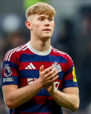 Lewis Hall of Newcastle United, takımların galibiyetinden sonra taraftarları alkışlıyor. Premier Lig maçı Tottenham Hotspur, Newcastle United 'a karşı Tottenham Hotspur Stadyumu, Londra, 4 Ocak 2024