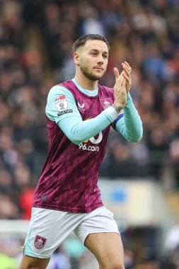 Burnley 'den Josh Brownhill, Blackburn Rovers' ın 4 Ocak 2024 'te Ewood Park, Blackburn' de oynadığı Blackburn Rovers maçında taraftarlarını alkışlıyor.