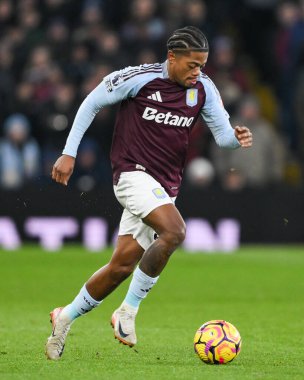 Aston Villa 'dan Leon Bailey, Premier Lig maçı sırasında İngiltere' nin Birmingham kenti Villa Park 'ta oynanan Aston Villa-Leicester maçında topa vuruyor.