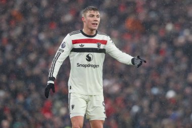 Manchester United takımından Rasmus Hjlund, 5 Ocak 2024 'te Liverpool Manchester United' a karşı oynanan Premier League maçında takım talimatlarını verdi.