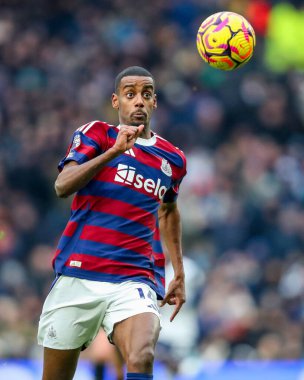 Newcastle United takımından Alexander Isak, Premier League maçında Tottenham Hotspur, Newcastle United 'a karşı Tottenham Hotspur Stadyumu' nda 4 Ocak 2024 tarihinde top ile koşuyor.