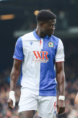 Blackburn Rovers takımından Makhtar Gueye, Blackburn, İngiltere 'de 4 Ocak 2024' te oynanan Blackburn Rovers-Burnley maçında köşeyi dönmeyi bekliyor.