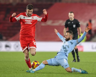 Middlesbrough 'dan Finn Azaz, Cardiff City' den Manolis Siopis ile oynadığı Sky Bet Şampiyonası karşılaşmasında Riverside City, Middlesbrough, Birleşik Krallık, 4 Ocak 202 'de oynanan Cardiff City maçında mücadele etti.