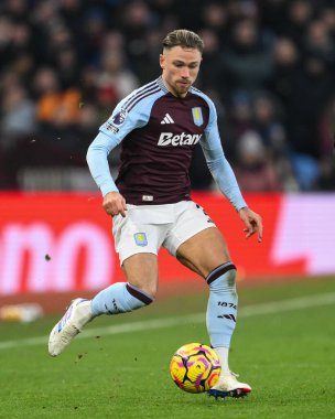 Aston Villa 'dan Matty Cash, Premier Lig maçı sırasında İngiltere' nin Birmingham kenti Villa Park 'ta oynanan Aston Villa-Leicester maçında topa vuruyor.