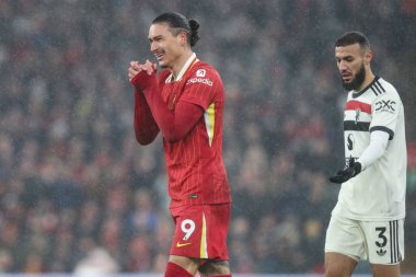 Liverpool 'dan Darwin Nez, 5 Ocak 2024 tarihinde İngiltere' nin Liverpool kentinde oynanan Liverpool Manchester United maçında tepki gösterdi.