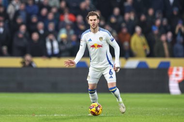 Leeds United takımından Joe Rodon, 4 Ocak 2025 'te MKM Stadyumu' nda Hull City - Leeds United maçında topu aldı.