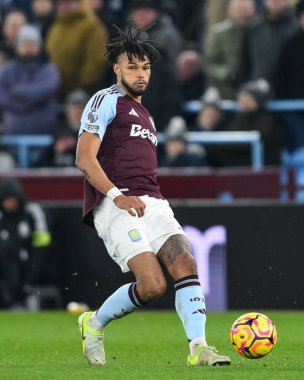 Aston Villa 'dan Tyrone Mings Premier League maçında pas veriyor. Aston Villa, Leicester City' ye karşı Villa Park, Birmingham, İngiltere, 4 Ocak 2025