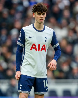 Tottenham Hotspur 'dan Archie Gray, Premier Lig maçı sırasında Tottenham Hotspur' a karşı Newcastle United maçına bakıyor. Tottenham Hotspur Stadyumu, Londra, 4 Ocak 2025