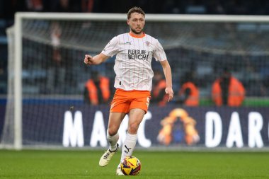 Blackpool 'dan Matthew Pennington, Adams Park, High Wycombe, Birleşik Krallık' ta Wycombe Wanderers 'a karşı oynanan Sky Bet 1 karşılaşmasında topla ilerliyor.