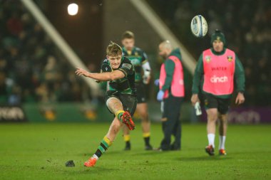 Northampton Saints 'ten Fin Smith, 5 Ocak 2024' te İngiltere, Franklin 's Gardens, Northampton' daki Cinch Stadyumu 'nda oynanan Northampton Premiership maçında penaltı attı.