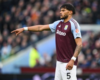 Aston Villa 'dan Tyrone Mings, Premier League maçında takımına talimat verir. Aston Villa, Leicester City' ye karşı Villa Park, Birmingham, İngiltere, 4 Ocak 2025