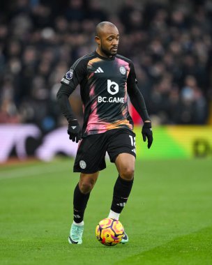 Leicester City 'den Jordan Ayew, Premier Lig maçı sırasında İngiltere' nin Birmingham kentinde oynanan Villa-Leicester City maçında topa vuruyor.
