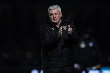 Blackpool 'un baş antrenörü Steve Bruce, 4 Ocak 2025' te Adams Park, High Wycombe 'da Wycombe Wanderers' a karşı oynanan Sky Bet 1 maçı sonrasında gezgin taraftarları alkışlıyor.