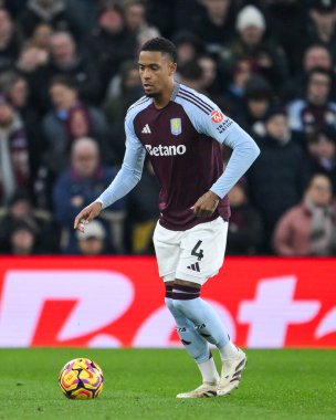 Aston Villa takımından Ezri Konsa, Premier Lig maçı sırasında İngiltere 'nin Birmingham kenti Villa Park' ta oynanan Aston Villa-Leicester maçında topa vuruyor.