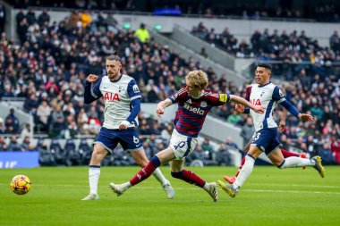 Newcastle United takımından Anthony Gordon, Tottenham Hotspur 'a karşı Newcastle United' ın 4 Ocak 2024 'te Londra' daki Tottenham Hotspur Stadyumu 'nda oynadığı Premier League maçında çekim yapıyor.